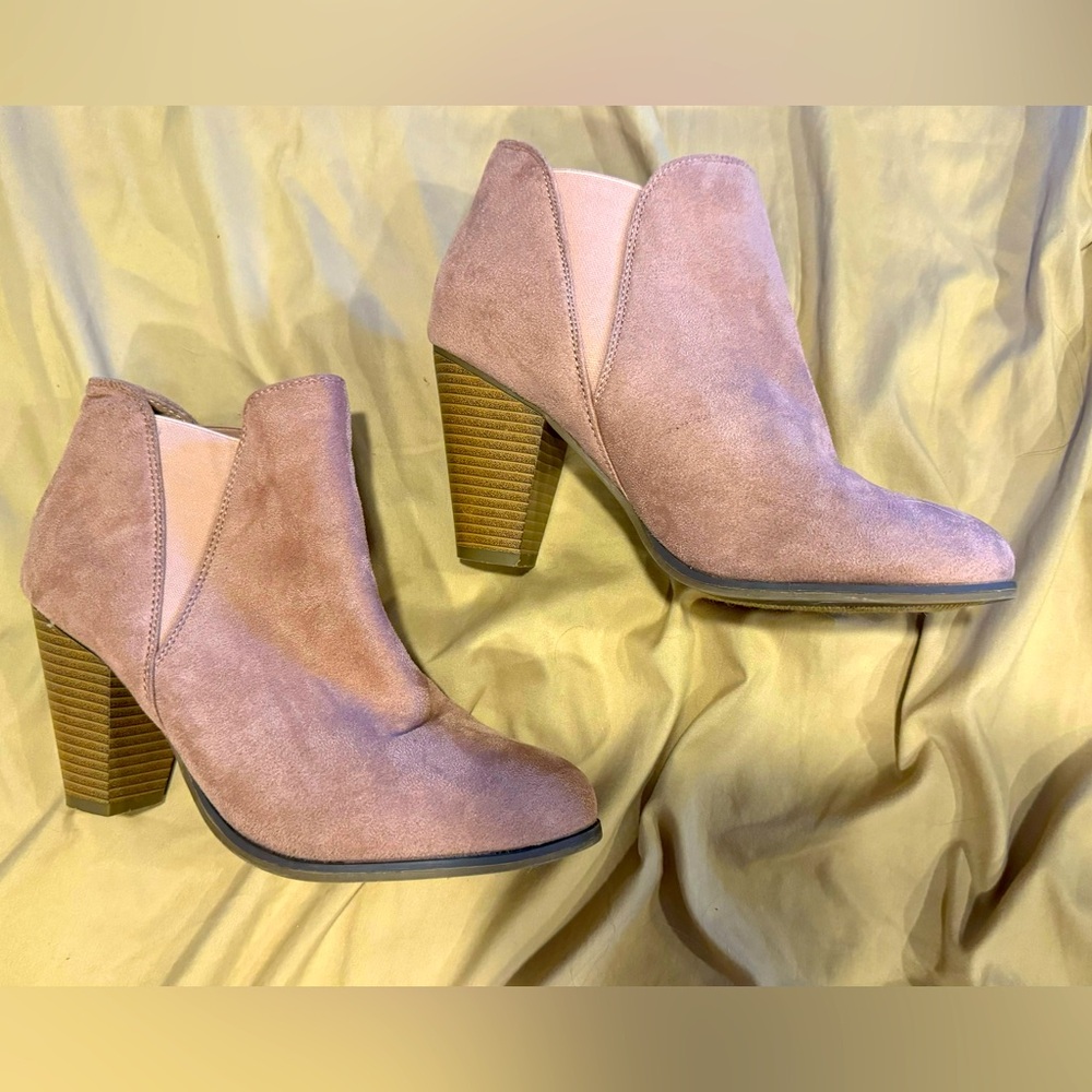 NWOT Pink suede booties
